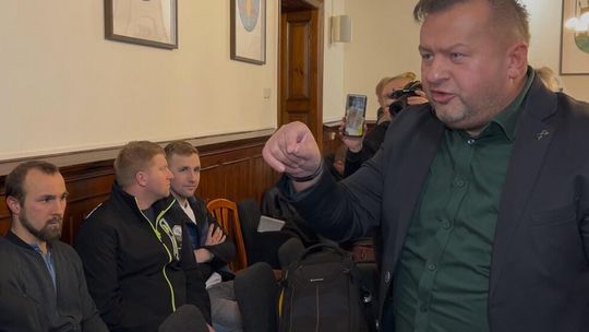Starcie w Radzie Powiatu: Rolnicy oskarżają Łukasza Przybylskiego