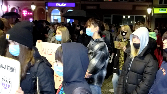 "Strajk Kobiet" i „Młoda Lewica” prawie zablokowały Kościerzynę