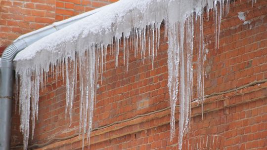 Straż pożarna ostrzega: zwisające sople i śnieg na dachach to śmiertelne zagrożenie