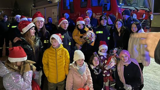 Strażacy zrobili niespodziankę dzieciom z Kościerskiego Domu Dziecka [WIDEO]