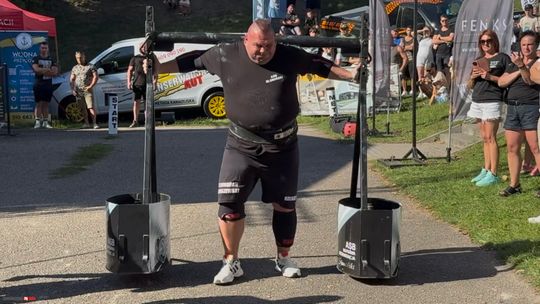 Sześciu siłaczy i klatka MMA. Za nami kolejny Kościerski Stolem w Kościerzynie. (video)