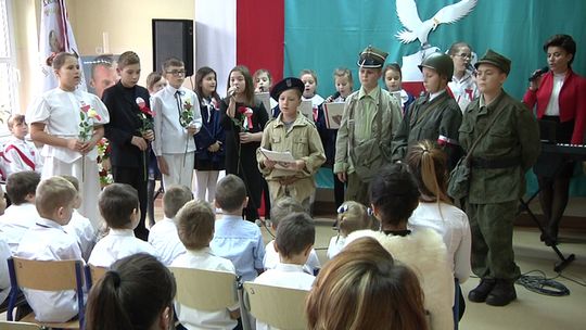 Szkoła Podstawowa w Kornem. Uroczysty apel z okazji Narodowego Święta Niepodległości