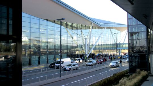 Tłumy podróżnych na gdańskim lotnisku