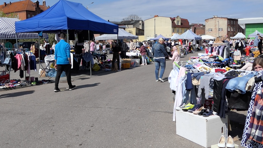 Tłumy sprzedających na targowisku