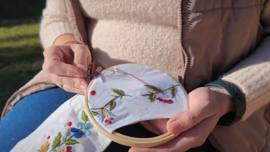 Tradycja igłą pisana — kurs kaszubskiego haftu w KDK