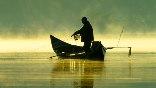 Tragedia na jeziorze Gostomko - wędkarz utonął podczas nocnego połowu