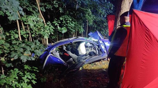 Tragiczny wypadek na DW 224 w Grabówku: Śmierć pasażera i ciężko ranny kierowca