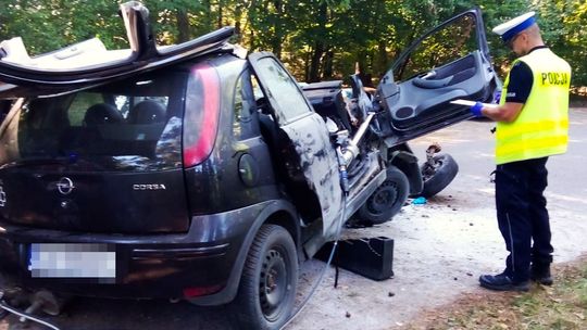 Tragiczny wypadek w Rotembarku: 18-latek zginął po zderzeniu z drzewem