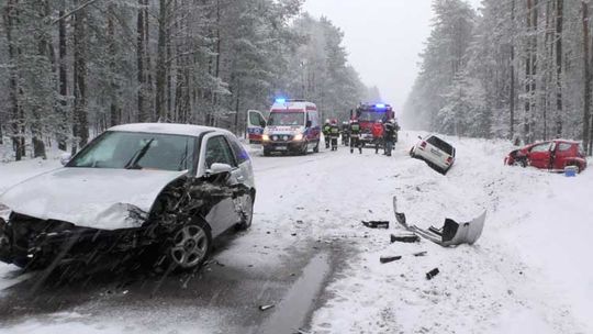 Trzy auta zderzyły się na trasie Korne-Bytów