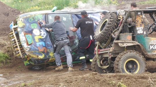 Tysiące kibiców oglądało wyścigi wraków