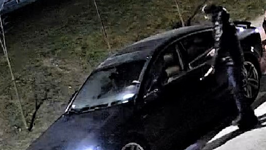 Ukradł samochód pod okiem kamery