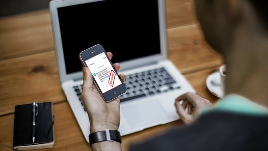 Uwaga na nowy sposób oszustów! Zapłata zaległego mandatu w wiadomości SMS