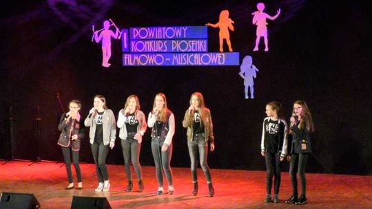 W poniedziałek oglądaj na żywo Powiatowy Konkurs Piosenki Filmowej i Musicalowej