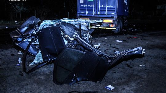 W wyniku uderzenia rozpadł się na dwie części