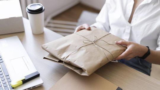 Welcome pack dla nowego pracownika - dlaczego designerska smycz z nadrukiem to obowiązkowy element zestawu startowego?