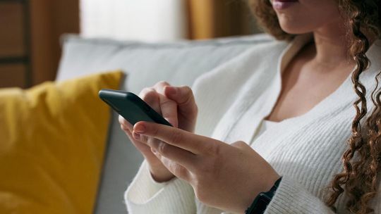 Wiadomość na komunikatorze i strata 1600 zł. Uwaga na oszustów!