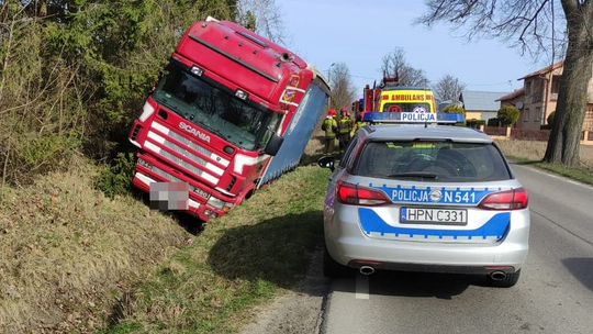 Wjechał tirem do rowu