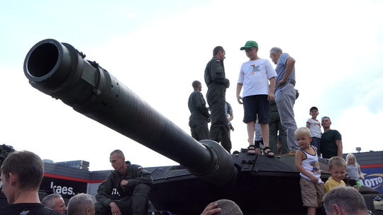 Wojsko przy pomniku J.Wybickiego