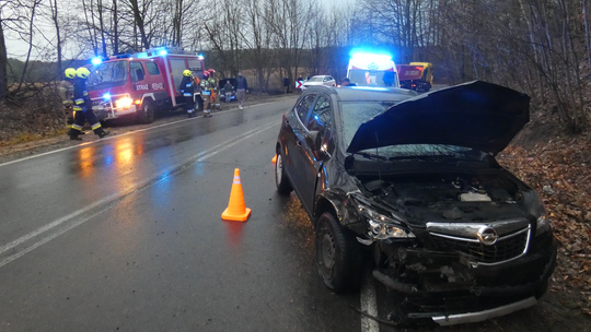 Wyleciał z zakrętu i uderzył w Opla