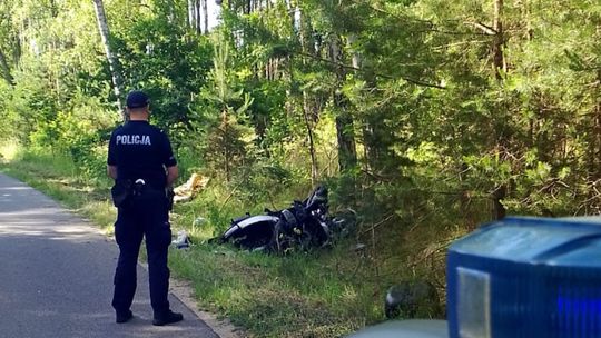 Wypadek motocyklisty. Piaggio uderzyło w drzewo, kierowca w szpitalu