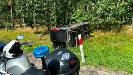 Wypadek na DK20 w gminie Kościerzyna. Dostawczy Opel wylądował w przydrożnym rowie