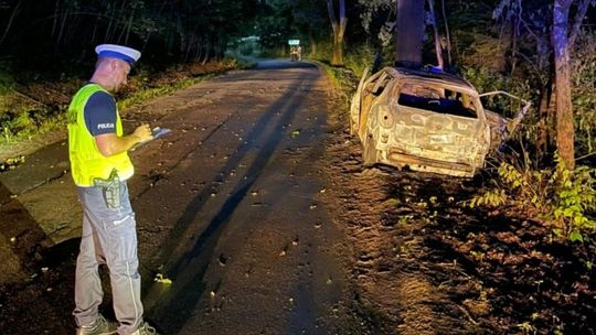 Wypadek w Nowej Karczmie: Skoda wbiła się w drzewo i spłonęła. Kierowca w stanie krytycznym