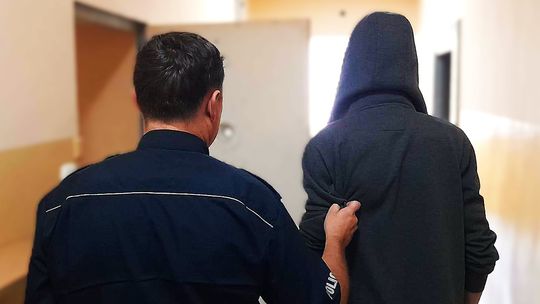 Wypłacał pieniądze z konta, a następnie odkładał kartę do portfela właściciela