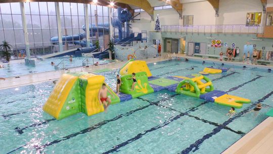 Zapraszamy na basen! Czeka wodny tor przeszkód!