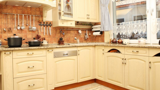 Zazdrostki panelowe- stylowy sposób na dekorację kuchennych okien