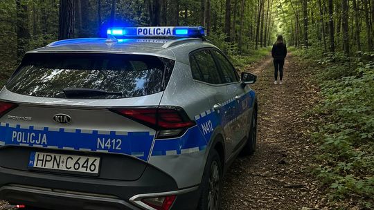 Zbierała jagody, znalazła śpiącego mężczyznę. 44-latek trafił prosto do aresztu