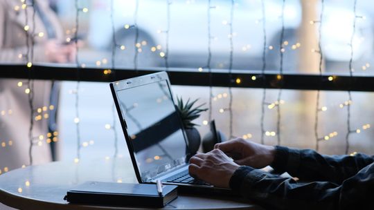 Zdalna Praca: Jak Znaleźć i Utrzymać Stabilność Zawodową