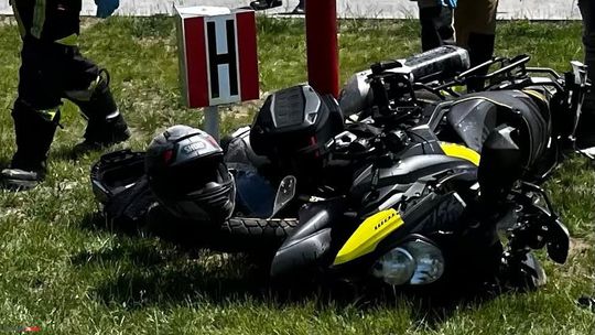 Zderzenie seata z motocyklem w Wielu. Ranny kierowca jednośladu i dwoje małych dzieci