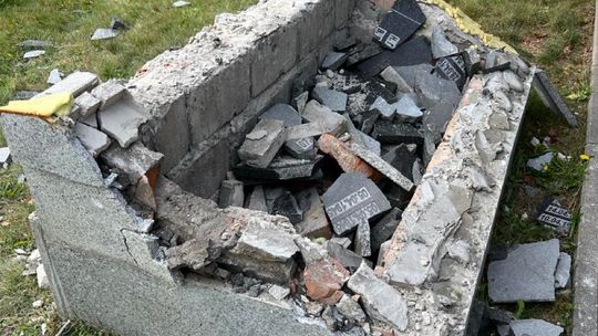 Zdewastowano tablicę upamiętniającą żołnierzy radzieckich w Kościerzynie