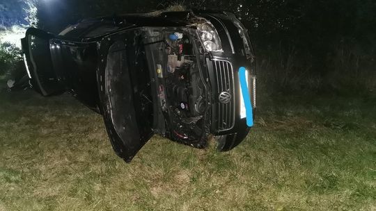 Zepchnęła Passata z drogi i uderzyła w drzewo