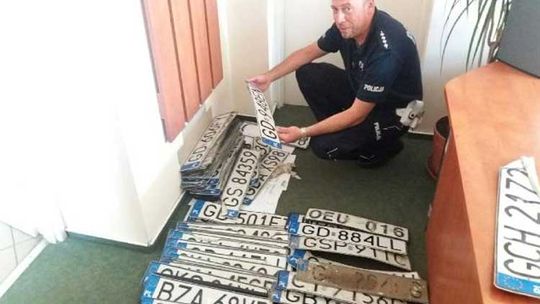 Zgubione podczas ulewy tablice czekają na odbiór