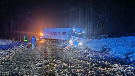 Zimowy chaos na DW 235. Interweniowała policja