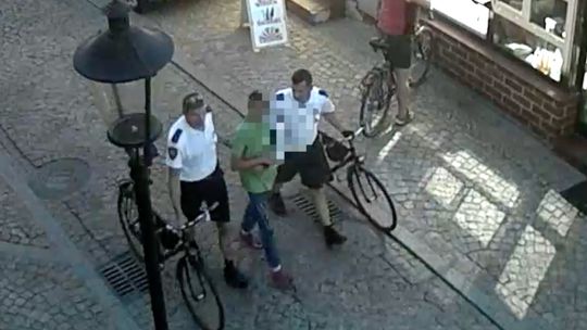 Złodziej złapany przez rowerowy patrol straży miejskiej. Zobacz nagranie monitoringu