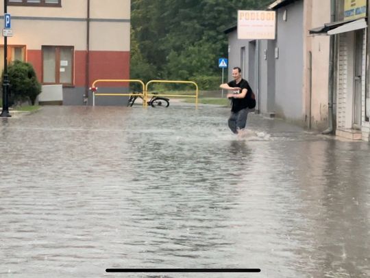 Burze, Silny Wiatr i Ulewny Deszcz: Alert RCB na 12 i 13 Lipca