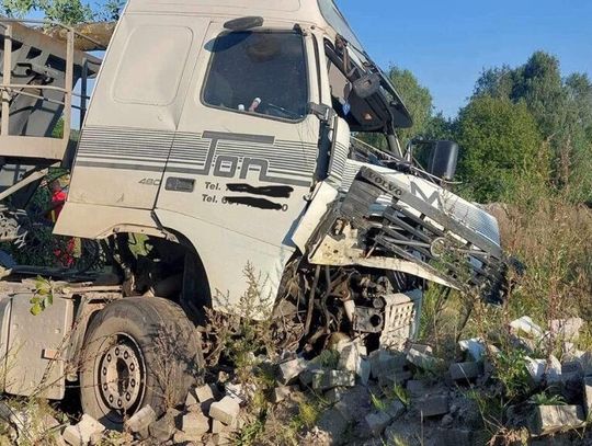 Groźne zdarzenie na drodze DK20: Ciężarówka rozbija się o drzewo