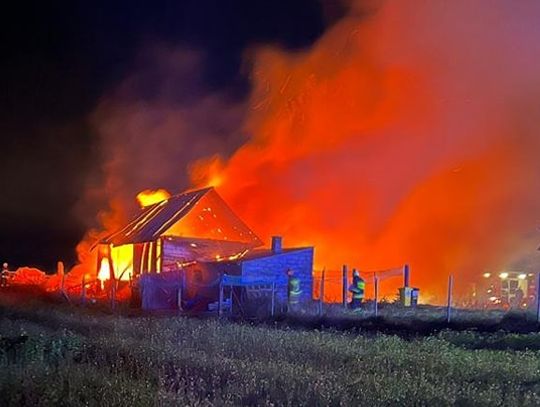 Groźny pożar w Zieleninie: Ogień zniszczył budynki