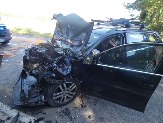 Groźny wypadek w Kaliszu Kaszubskim: Czołowe zderzenie VW z Peugeotem