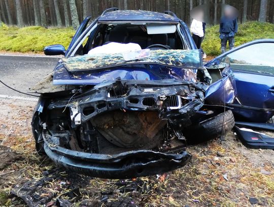 Jedna osoba ranna w wypadku w Gołuniu: Skoda uderzyła w drzewo