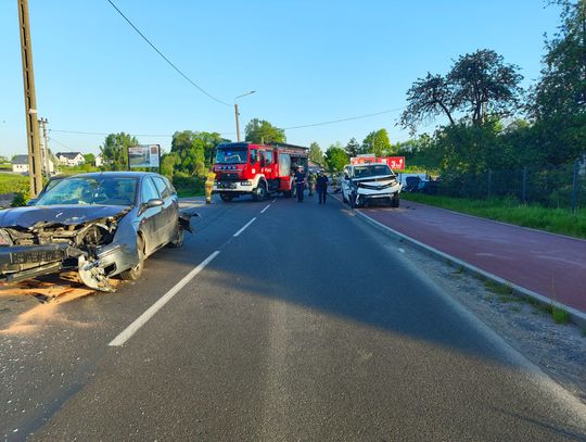 Kolizja trzech pojazdów na drodze wojewódzkiej 214 – dwie osoby w szpitalu