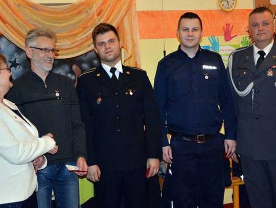 Kościerzyna - policjant otrzymał honorową odznakę