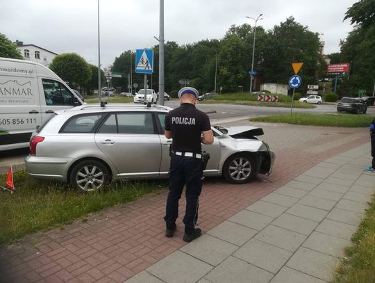 Niebezpieczna kolizja na rondzie