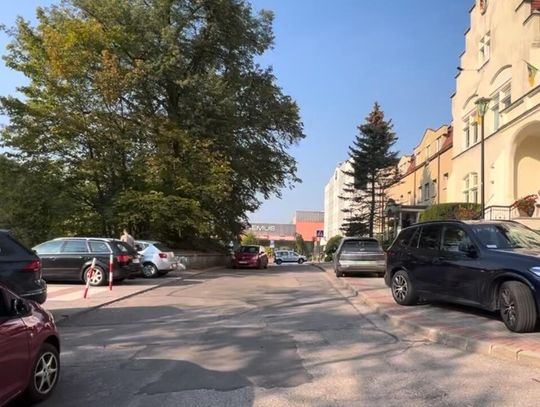 Parking przed starostwem do poprawy? Radni domagają się zmian