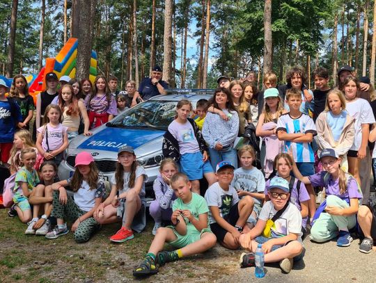 Policjanci dbają o bezpieczeństwo dzieci i młodzieży podczas wakacji