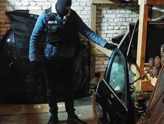 Policjanci rozbili grupę przestępczą zajmującą się kradzieżami samochodów