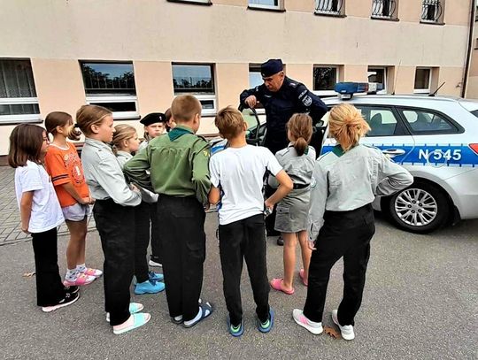 Policjanci z Kościerzyny uczą młodzież, jak być bezpiecznym w codziennym życiu