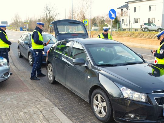 Policjanci zatrzymywali kierowców i wręczali...upominki